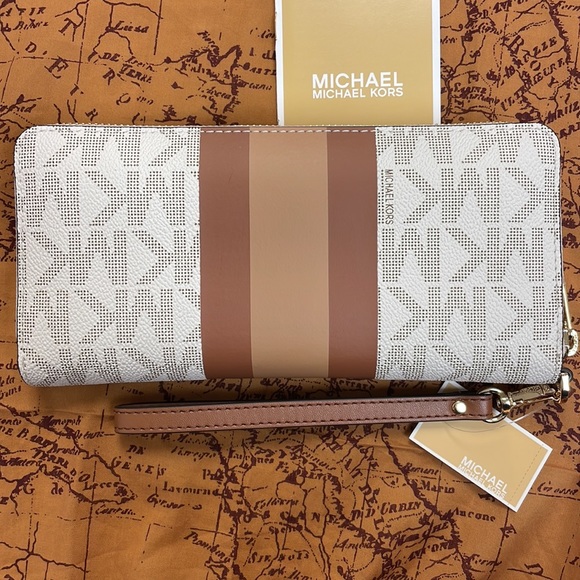 Brand New Michael Kors Large Travel Continental White/Lugg Center Stripe Wallet - Picture 2 of 15
